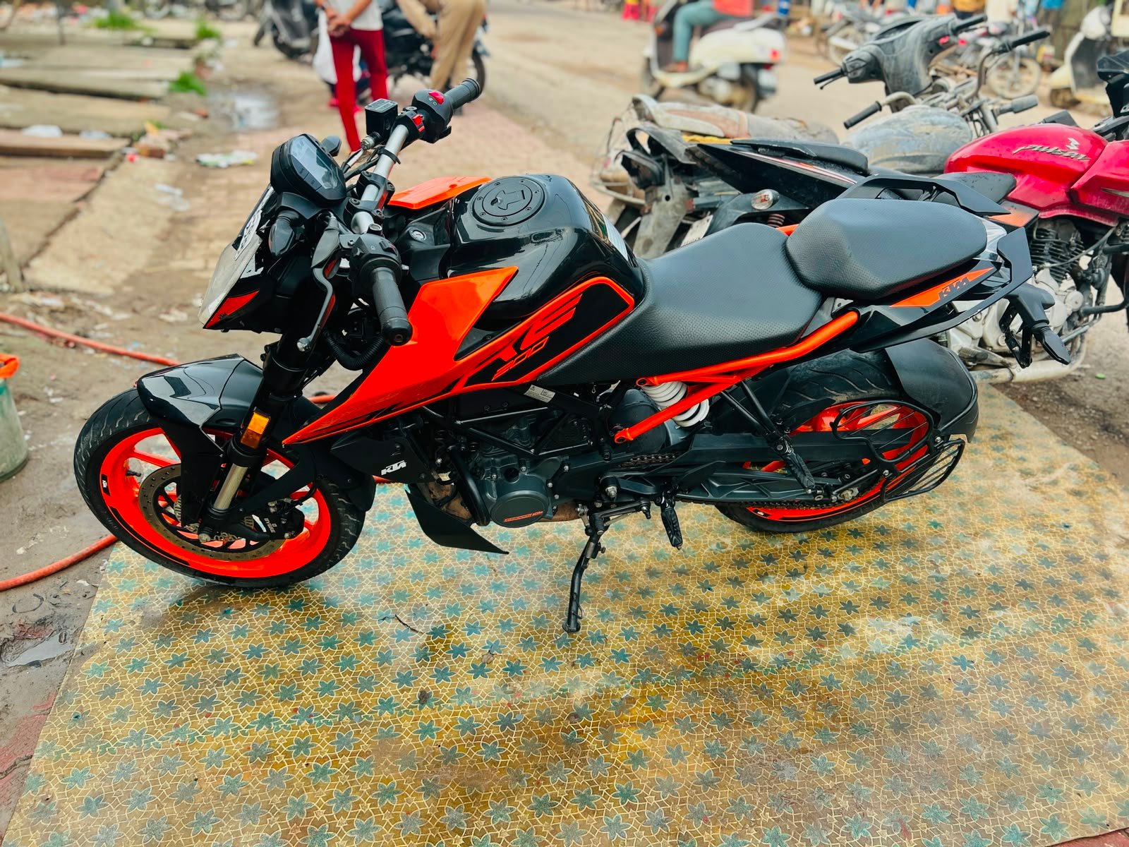 KTM Duke 200 ABS Ebony Orange
